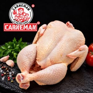 Un pollo entero expuesto, acompañado de granos de pimienta.