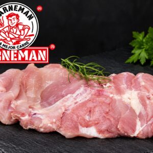 Contramuslos de pollo expuestos, adornados con perejil y granos de pimienta