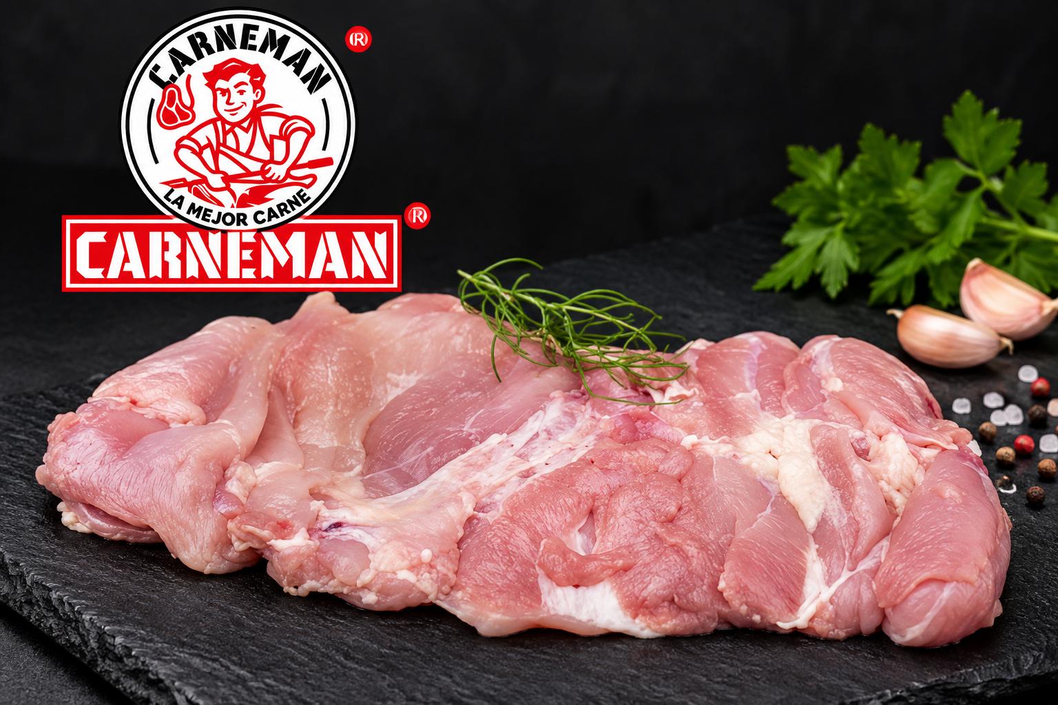Contramuslos de pollo expuestos, adornados con perejil y granos de pimienta