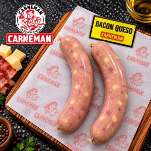 Dos salchichas Frankfurt con beicon y queso expuestas con unos taquitos de queso