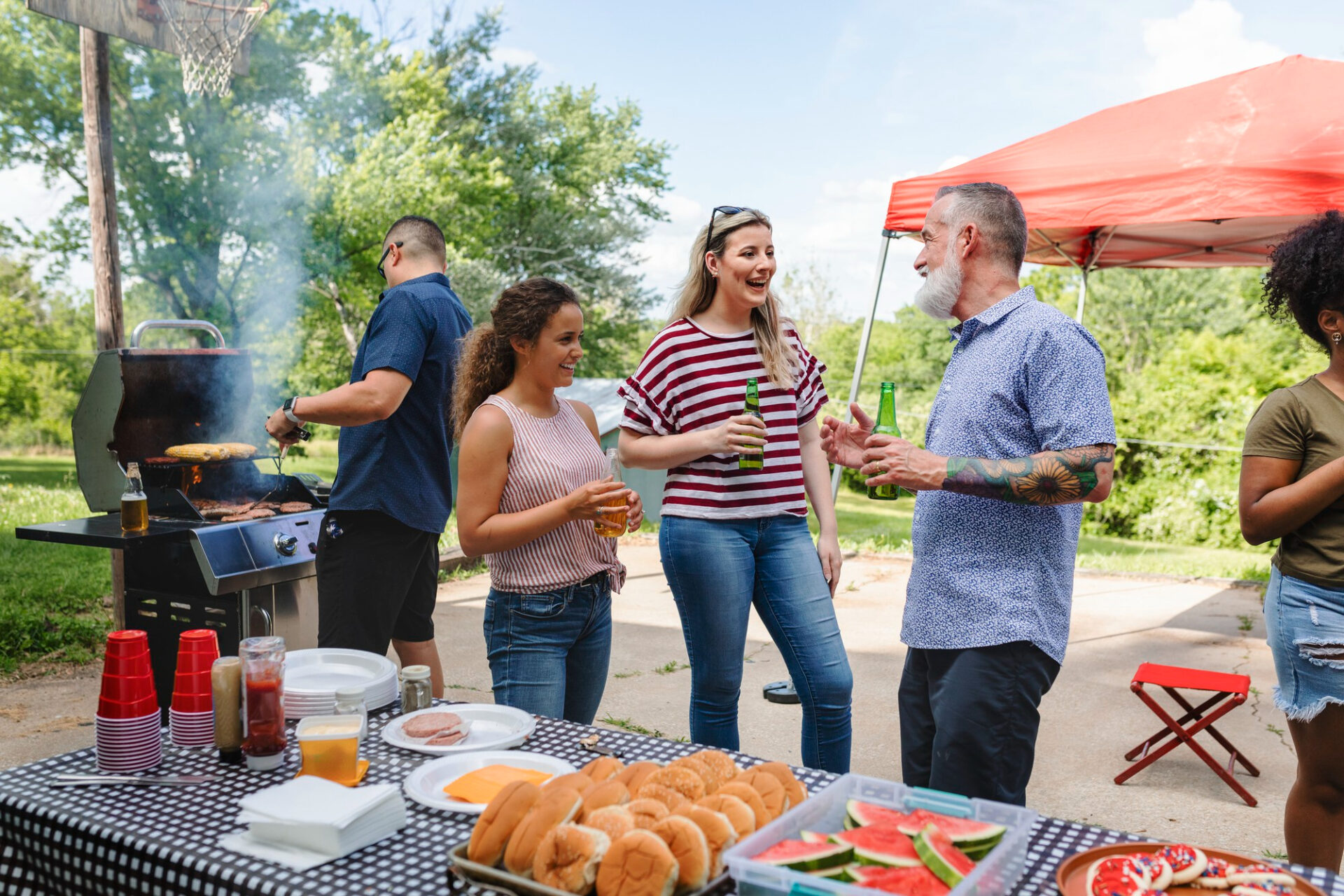 Un grupo de amigos alrededor de una barbacoa