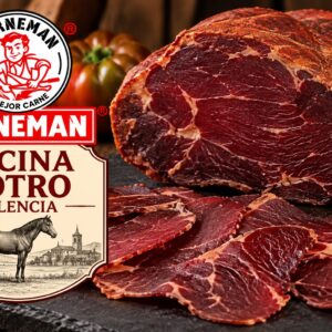 Taco de cecina de potro con algunas lonchas, presentado sobre un plato