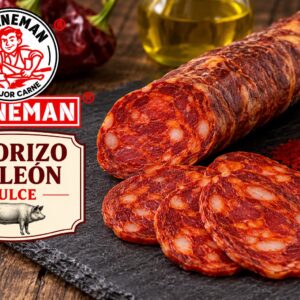 Un chorizo de León dulce expuesto sobre una tabla con algunas rodajas al lado