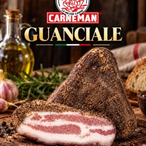Dos trozos de guanciale presentados sobre una tabla, junto a hierbas aromáticas