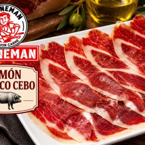 Lonchas de jamón ibérico de cebo presentadas sobre un plato