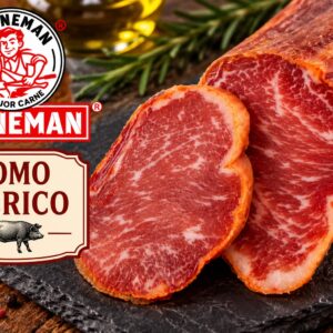 Lomo ibérico de cerdo presentado sobre un plato, con hierbas aromáticas
