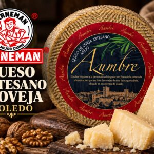 Un queso de oveja de Toledo fuerte artesano presentado en cuñas y trozos más pequeños sobre una tabla