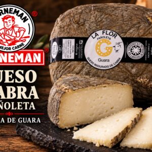 Un queso de cabra pañoleta presentado en cuñas y trozos más finos