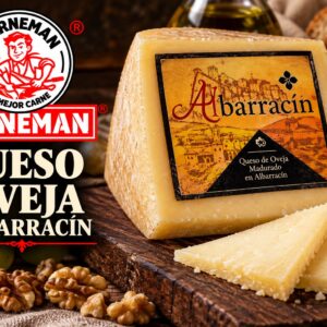 Una cuña de queso de oveja Albarracín , presentadoa junto a unos trozos más finos sobre una tabla